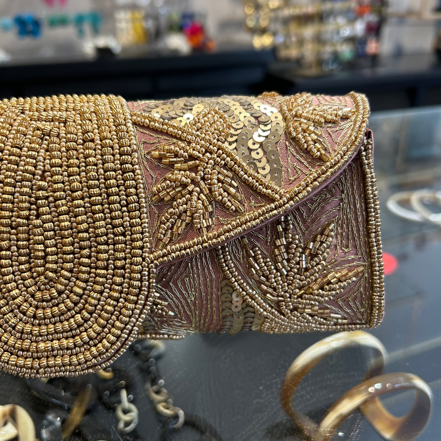 Bolso bordado en mostacillas