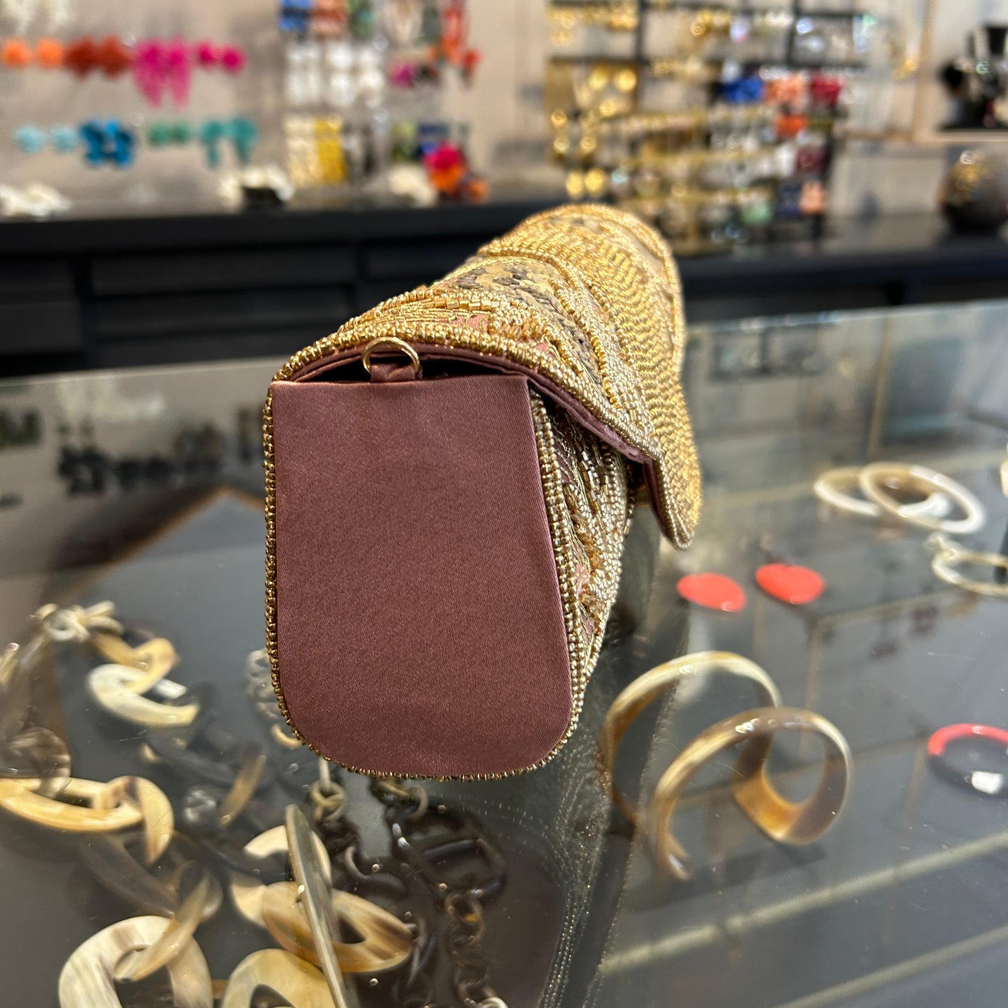 Bolso bordado en mostacillas