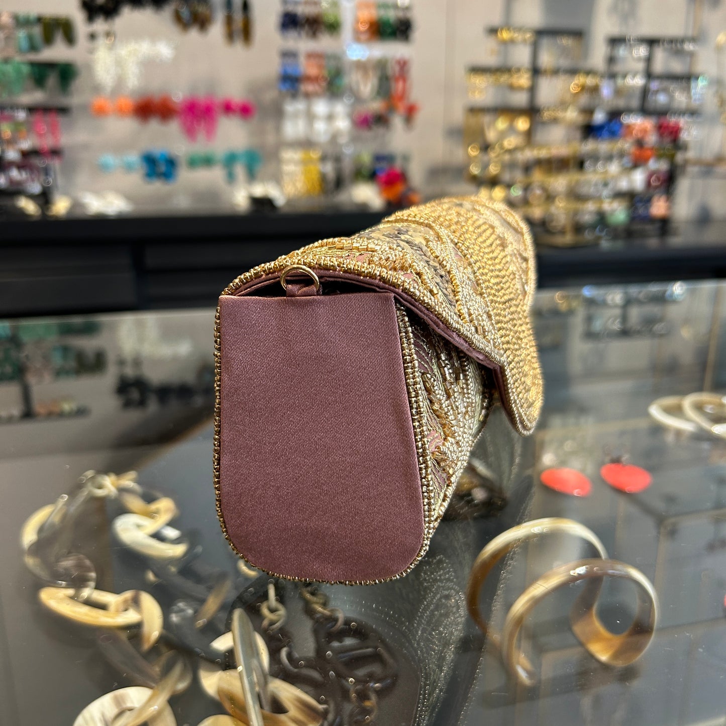 Bolso bordado en mostacillas