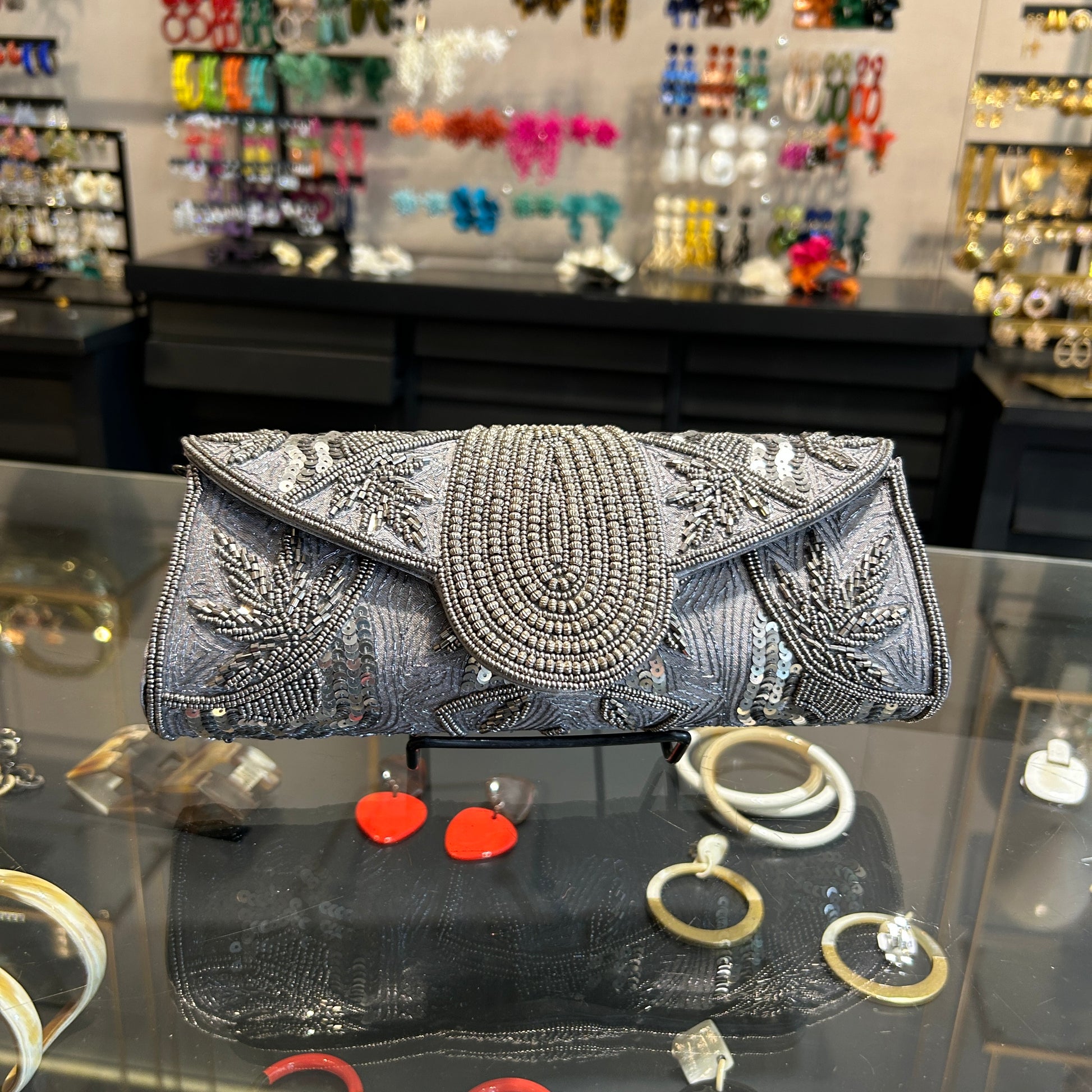 sobre gris con plateado 