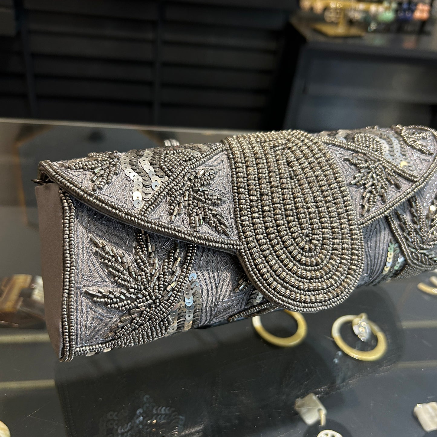 Bolso bordado en mostacillas