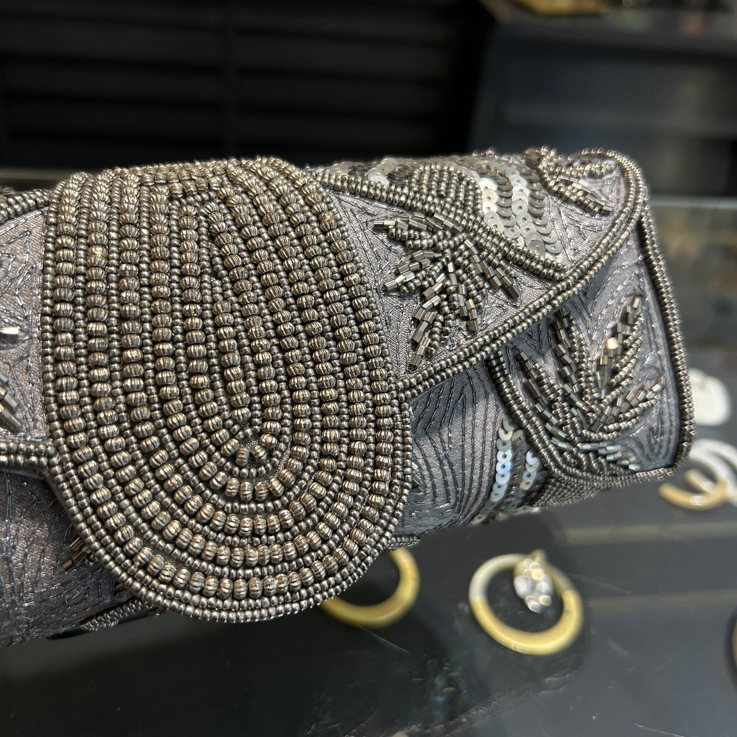 Bolso bordado en mostacillas