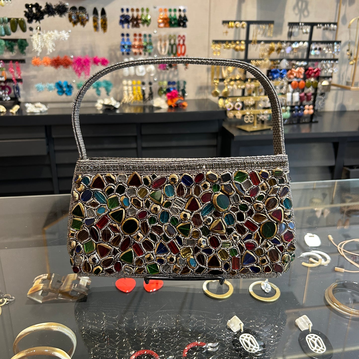 Cartera  bordada con piedras multicolor