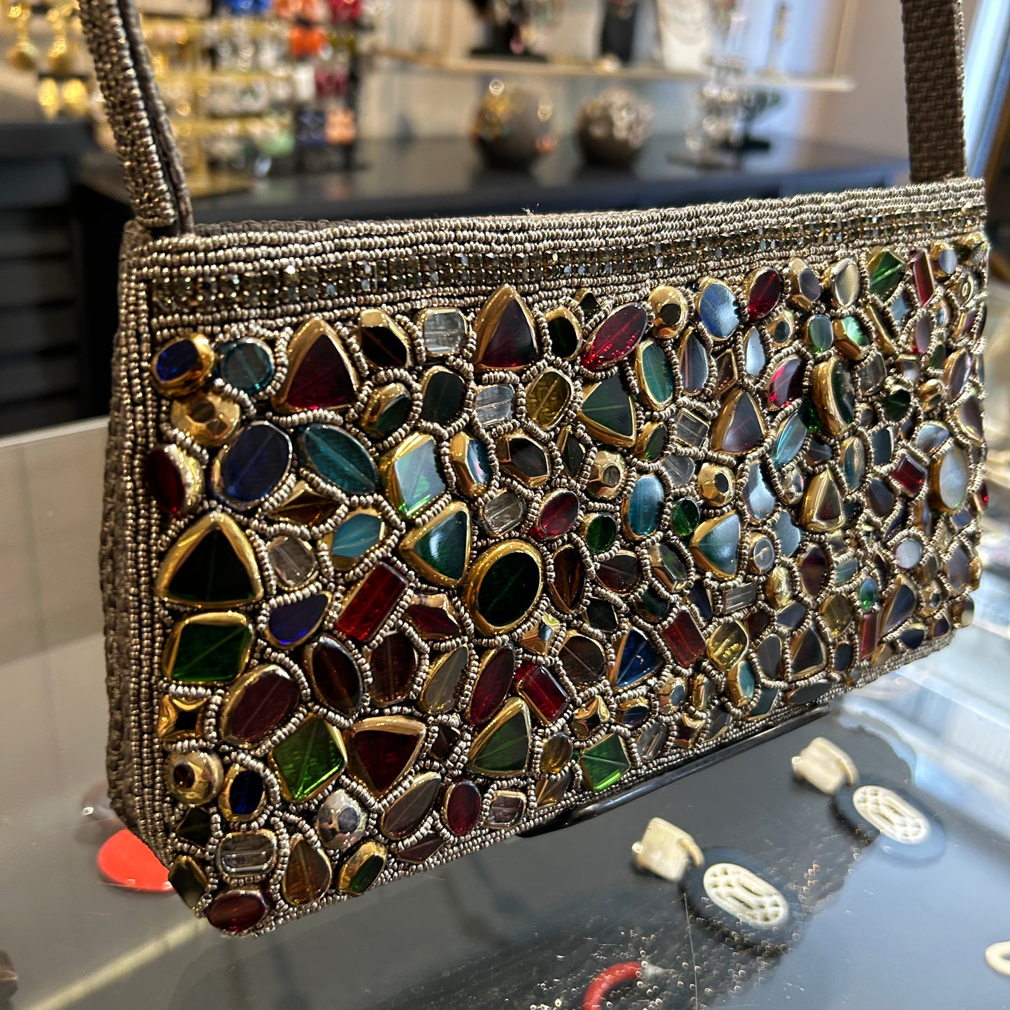 Cartera  bordada con piedras multicolor