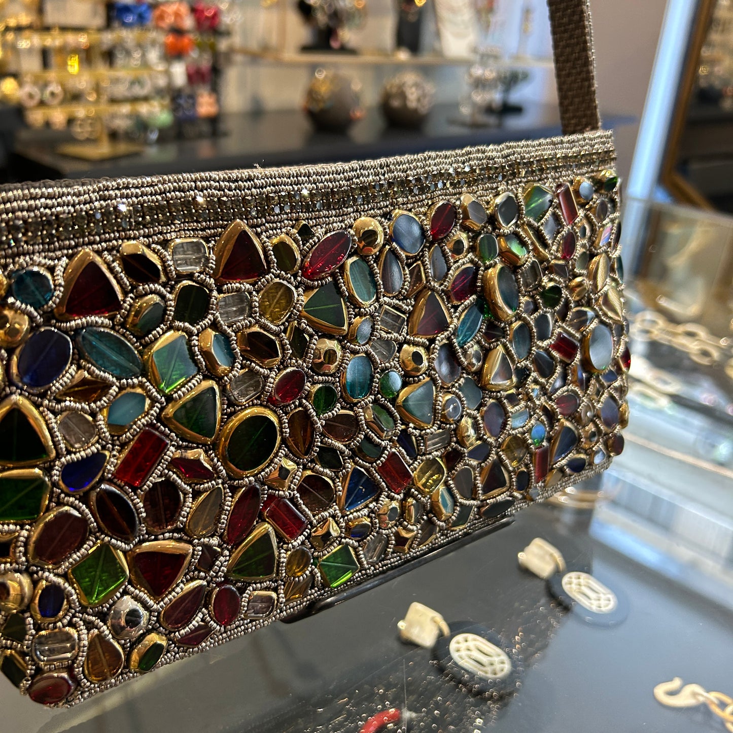 Cartera  bordada con piedras multicolor