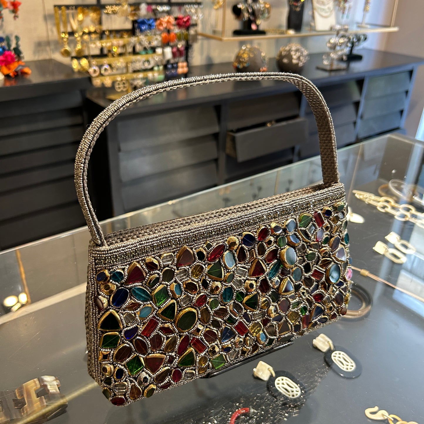 Cartera  bordada con piedras multicolor