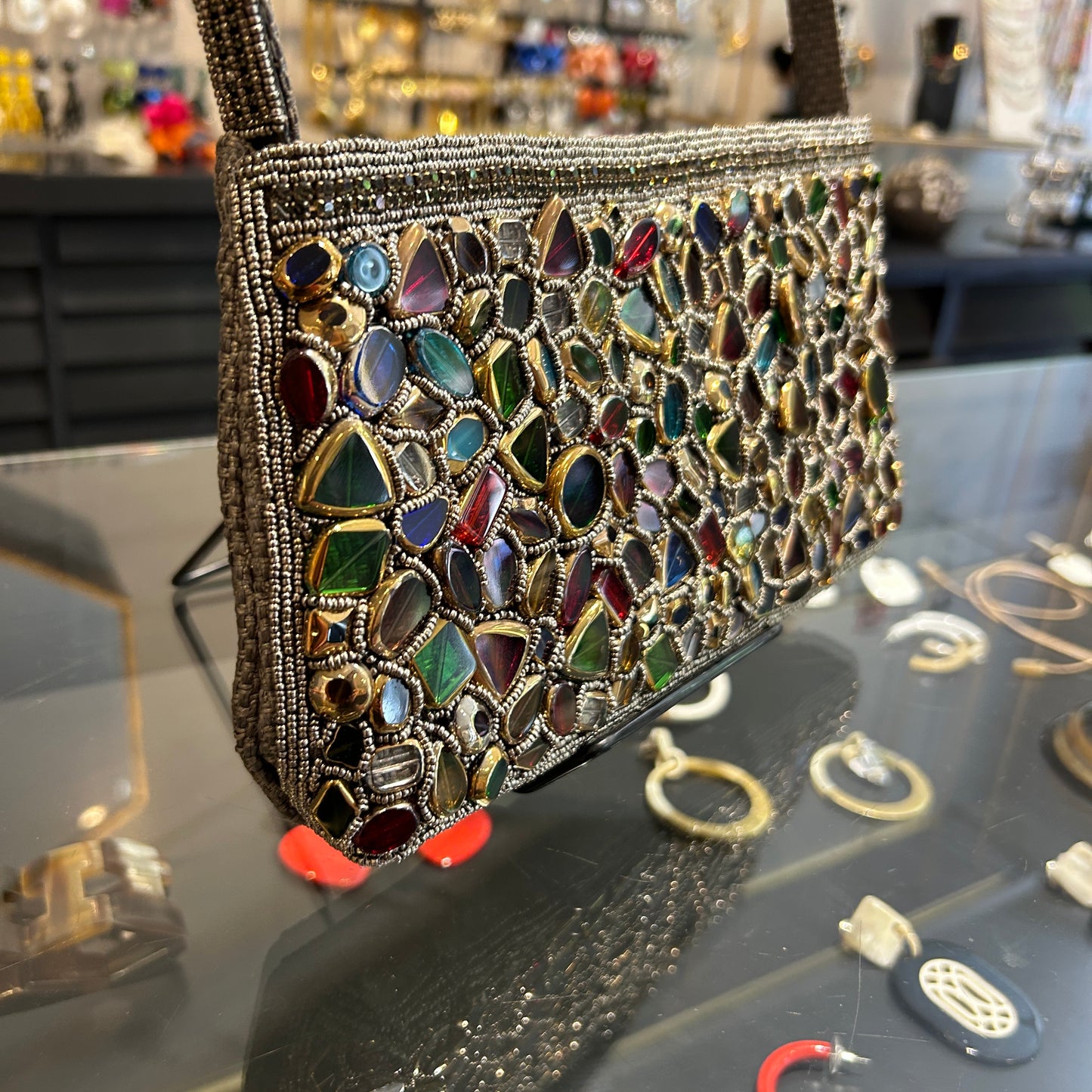 Cartera  bordada con piedras multicolor