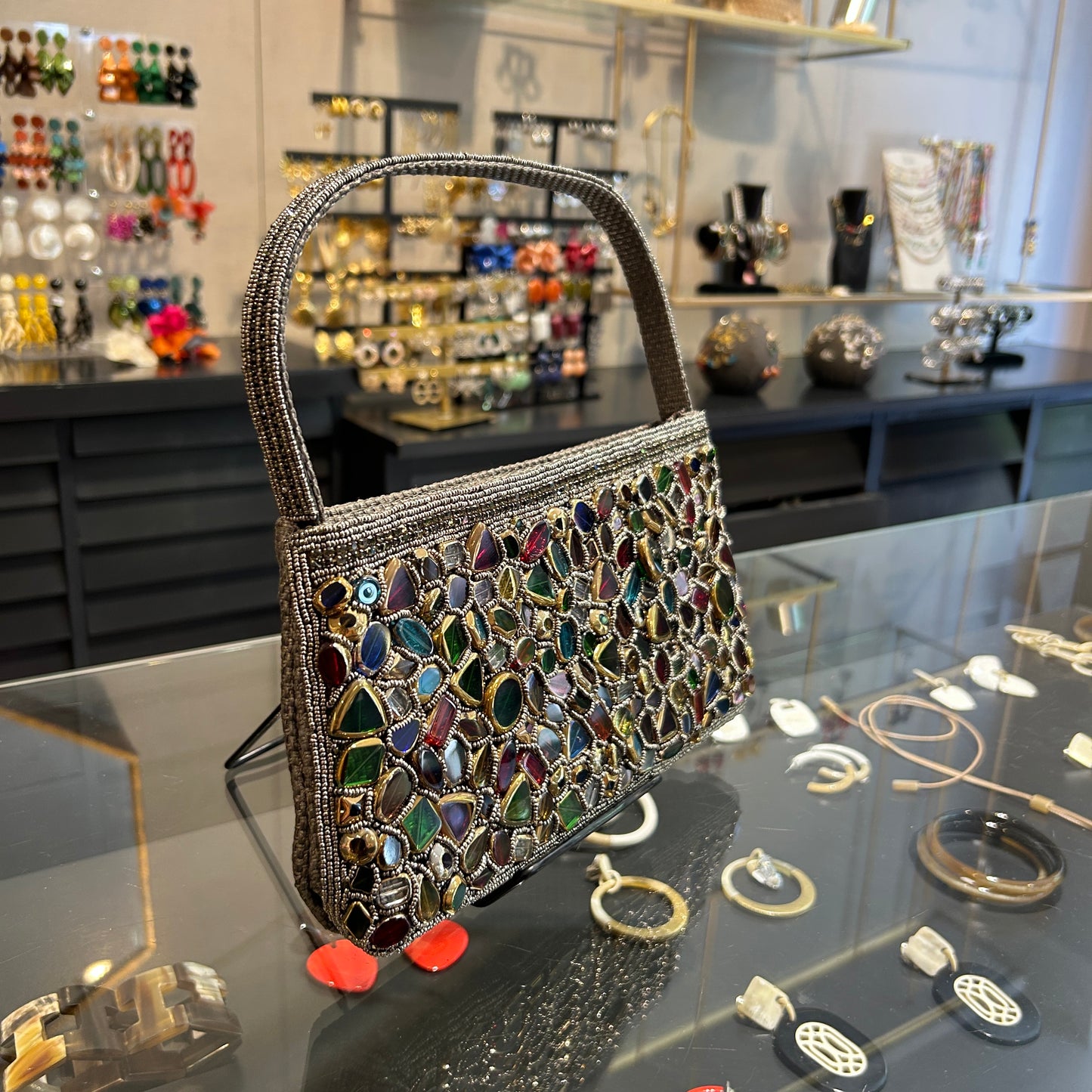 Cartera  bordada con piedras multicolor