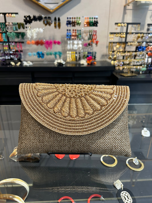 Sobre  bordado con cristales dorado