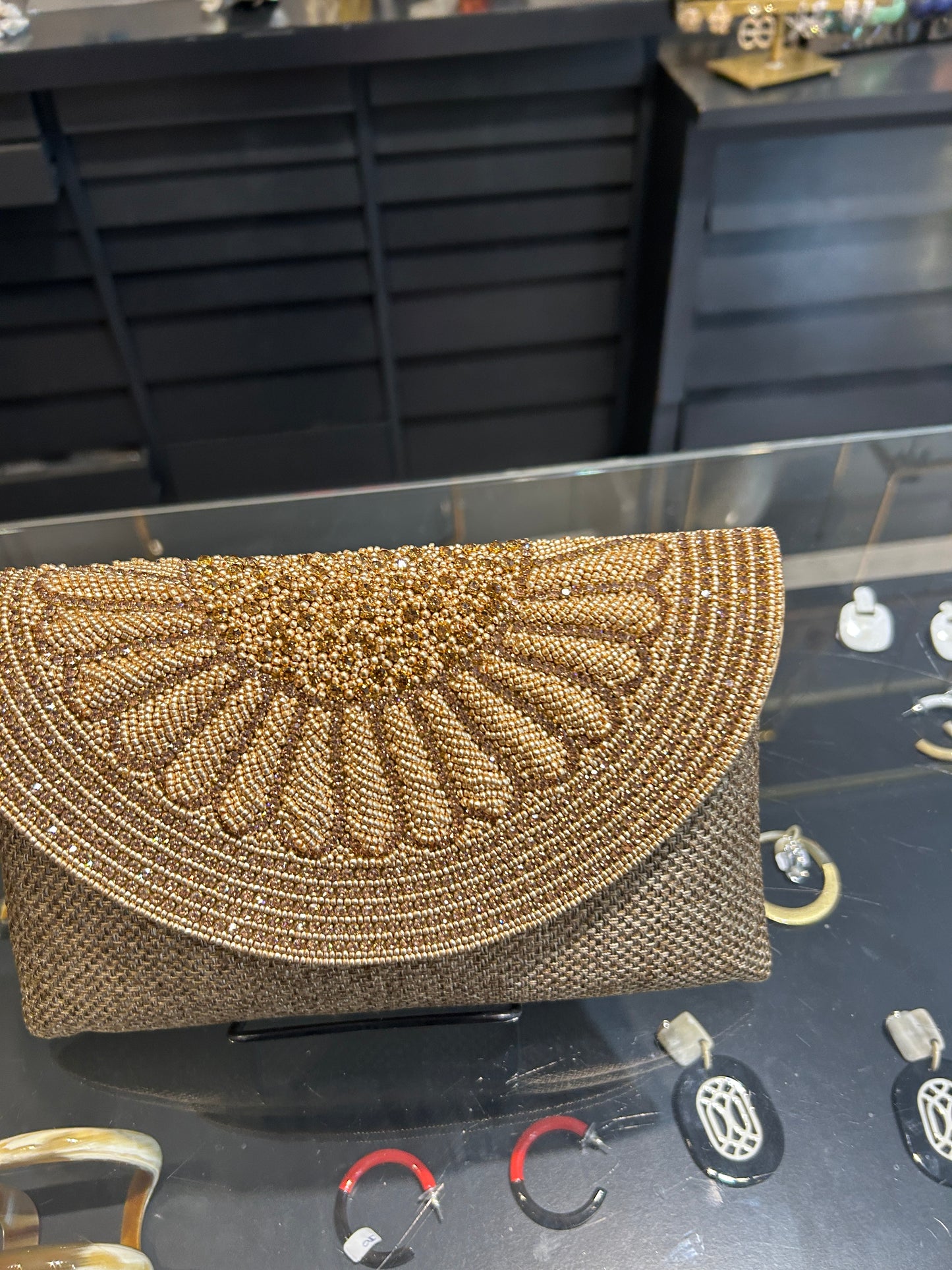 Sobre  bordado con cristales dorado