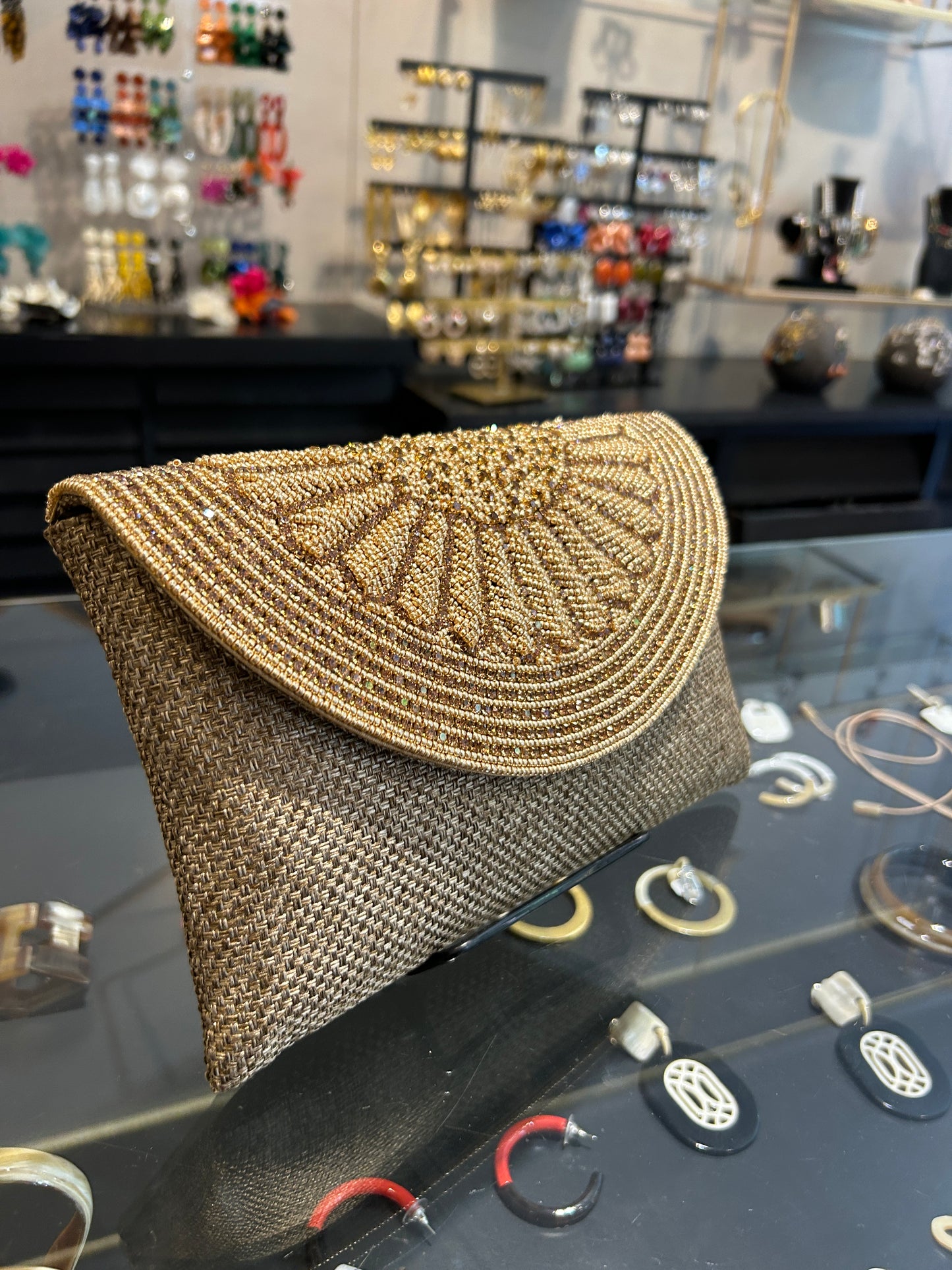 Sobre  bordado con cristales dorado