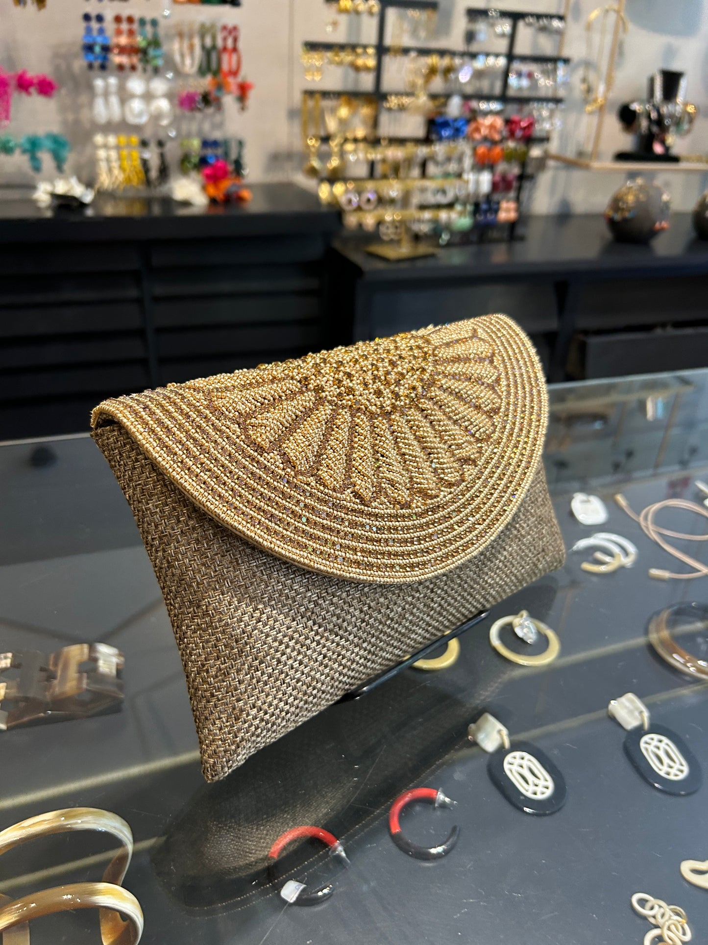 Sobre  bordado con cristales dorado