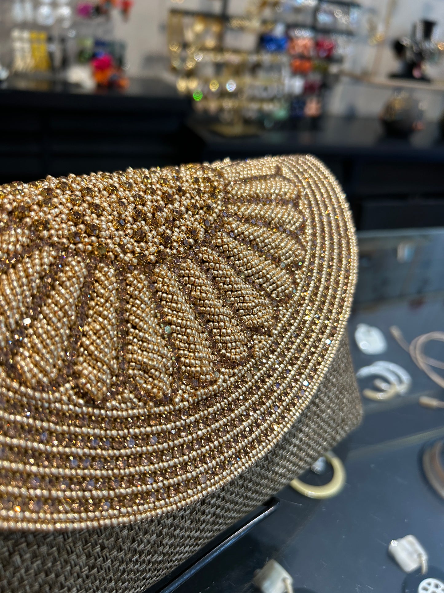 Sobre  bordado con cristales dorado