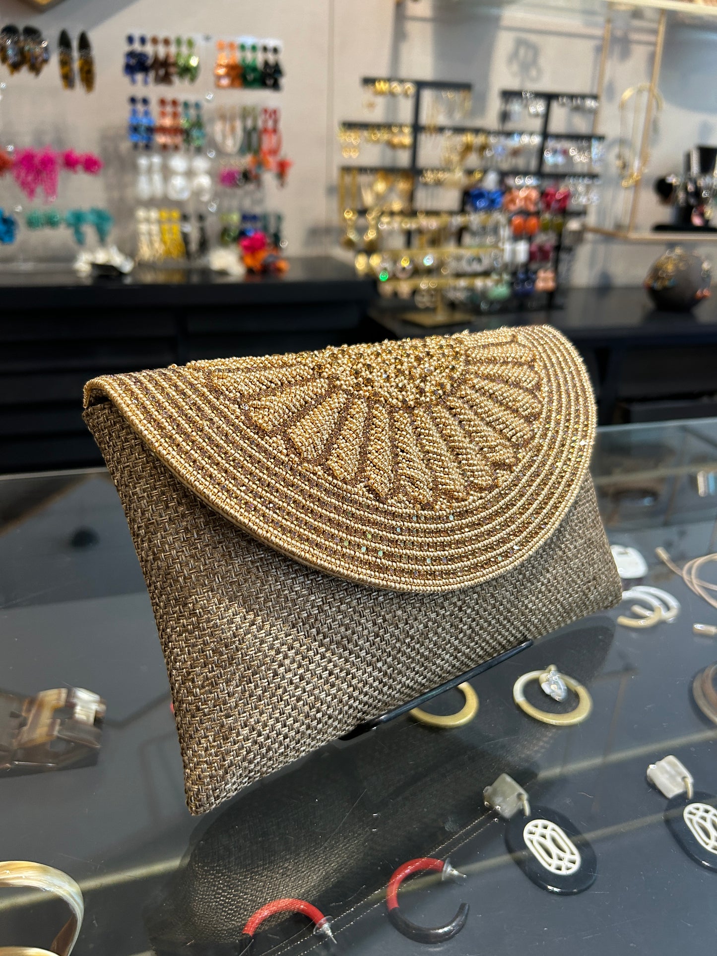 Sobre  bordado con cristales dorado