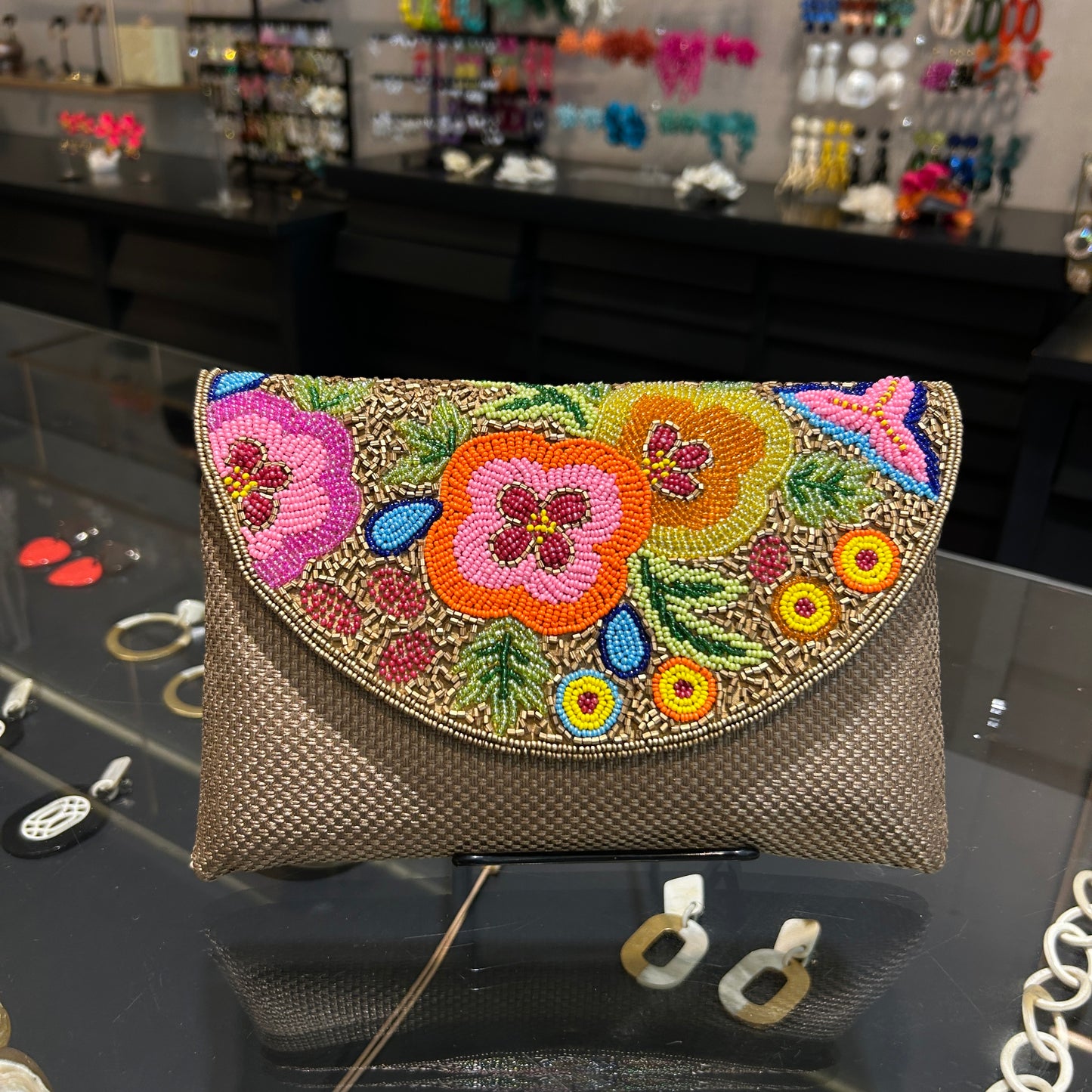 Sobre  bordado con cristales mulitcolor