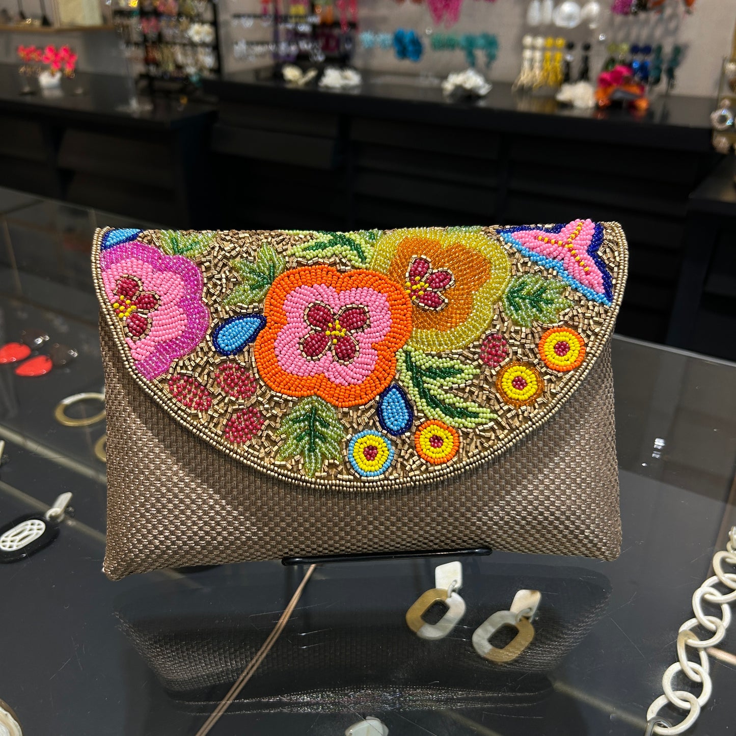 Sobre  bordado con cristales mulitcolor