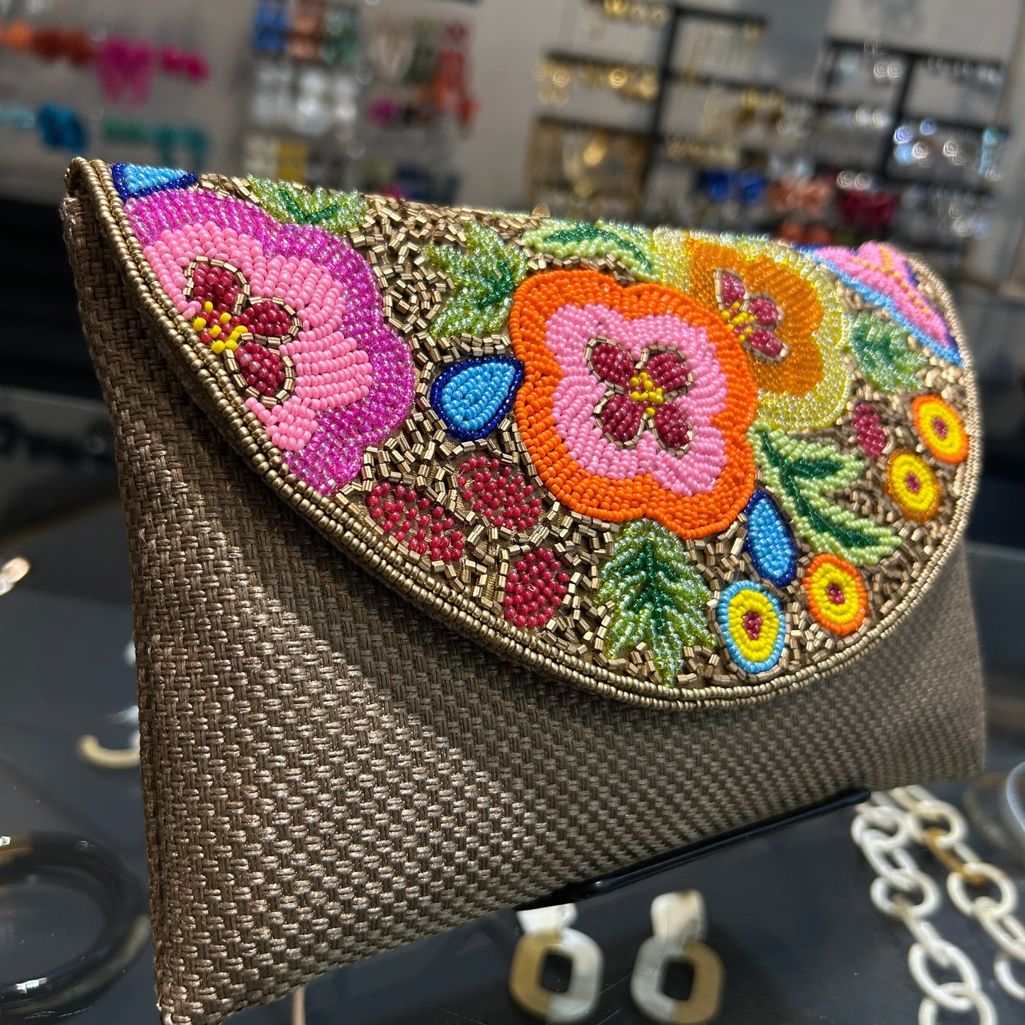 Sobre  bordado con cristales mulitcolor