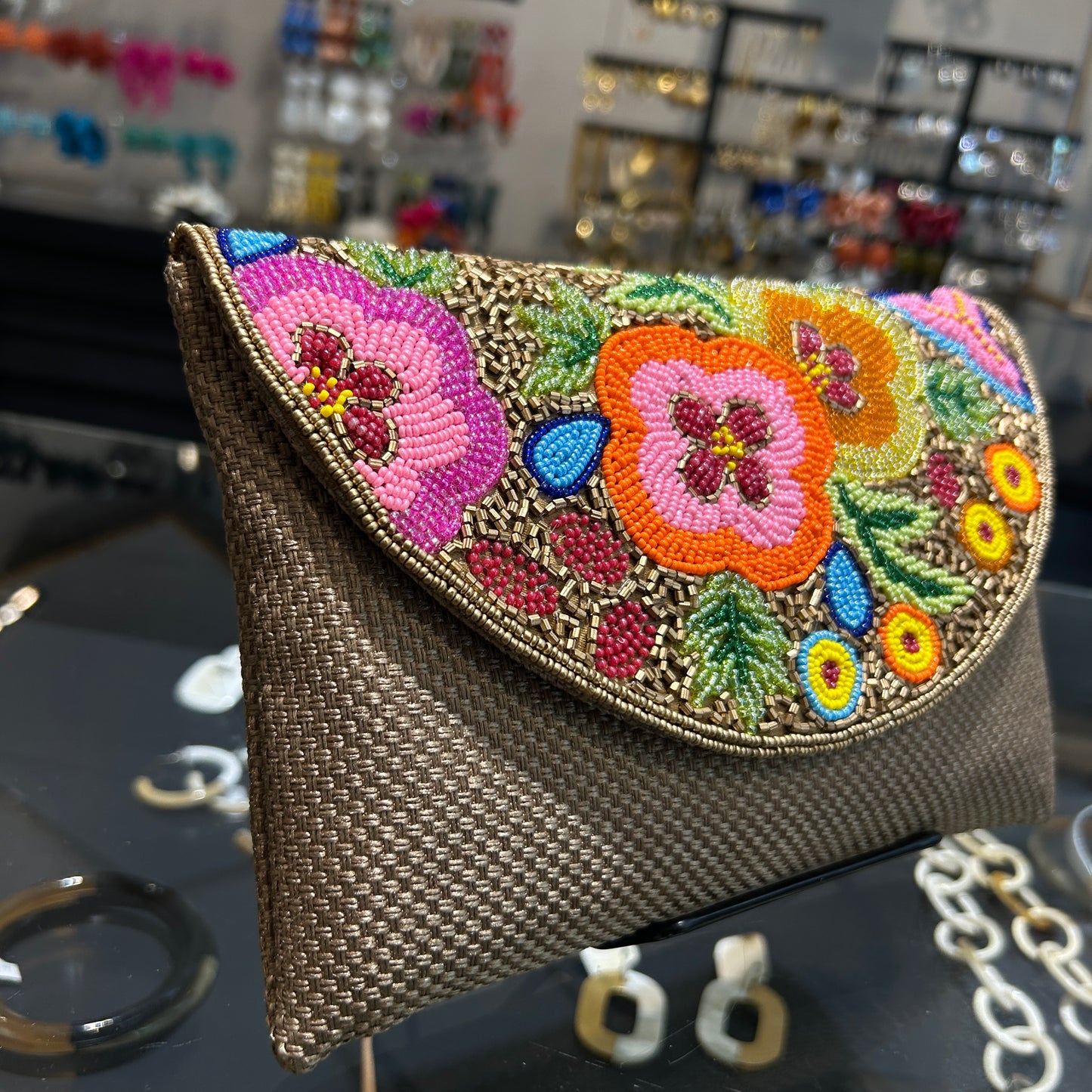 Sobre  bordado con cristales mulitcolor