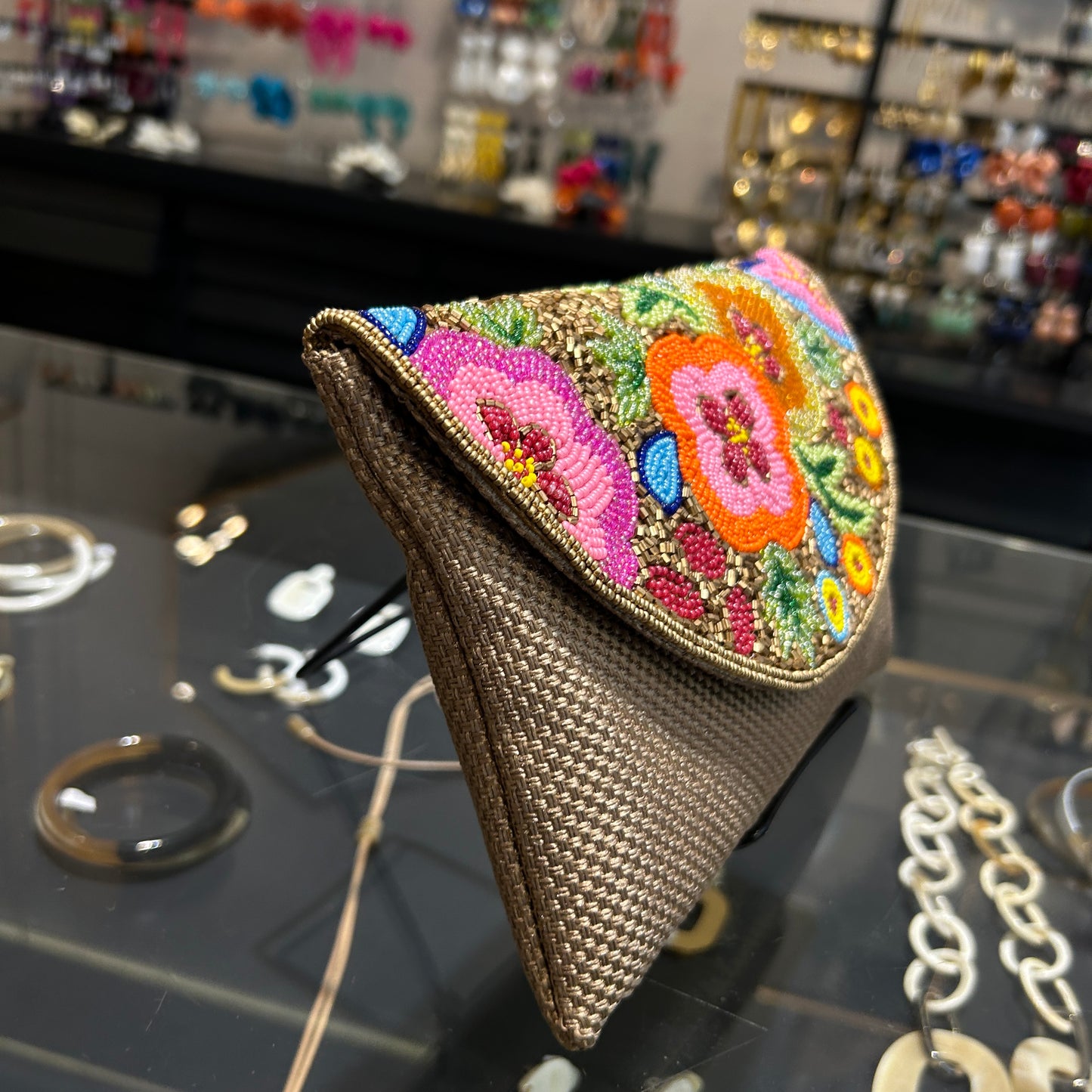 Sobre  bordado con cristales mulitcolor