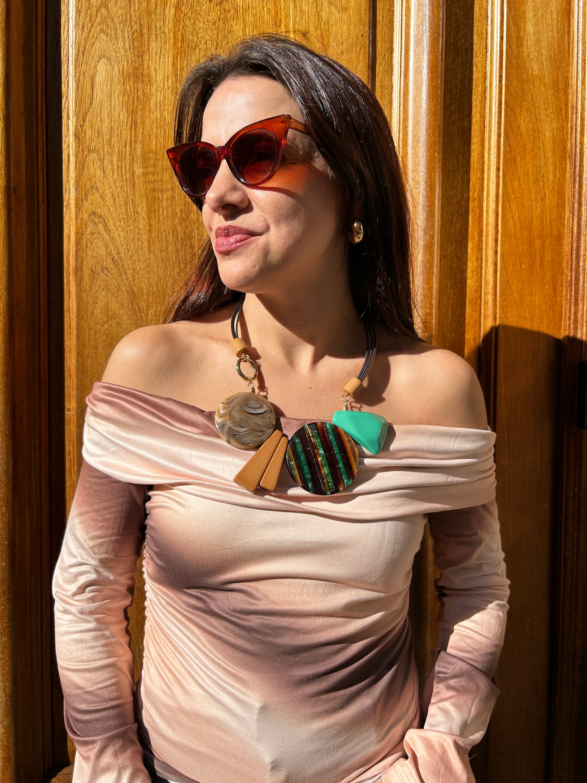 collar de resina verde y marron 
