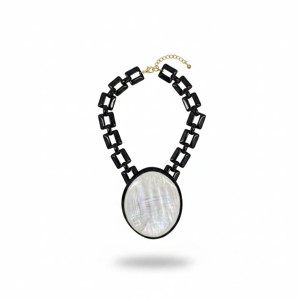 collar blanco y negro 