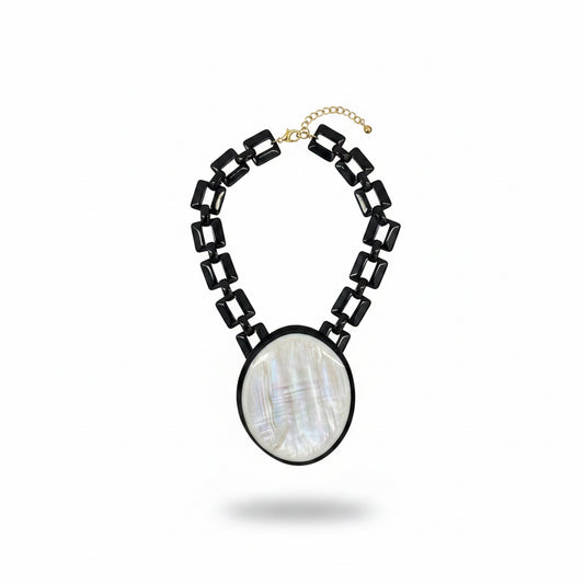 collar blanco y negro 