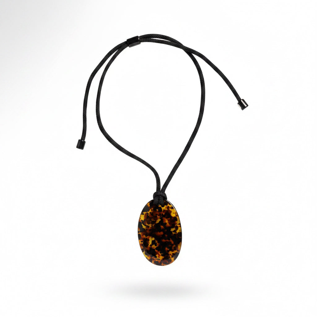 collar de resina carey 
