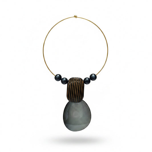 collar negro y gris
