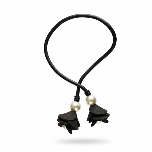 collar negro de goma con perlas 