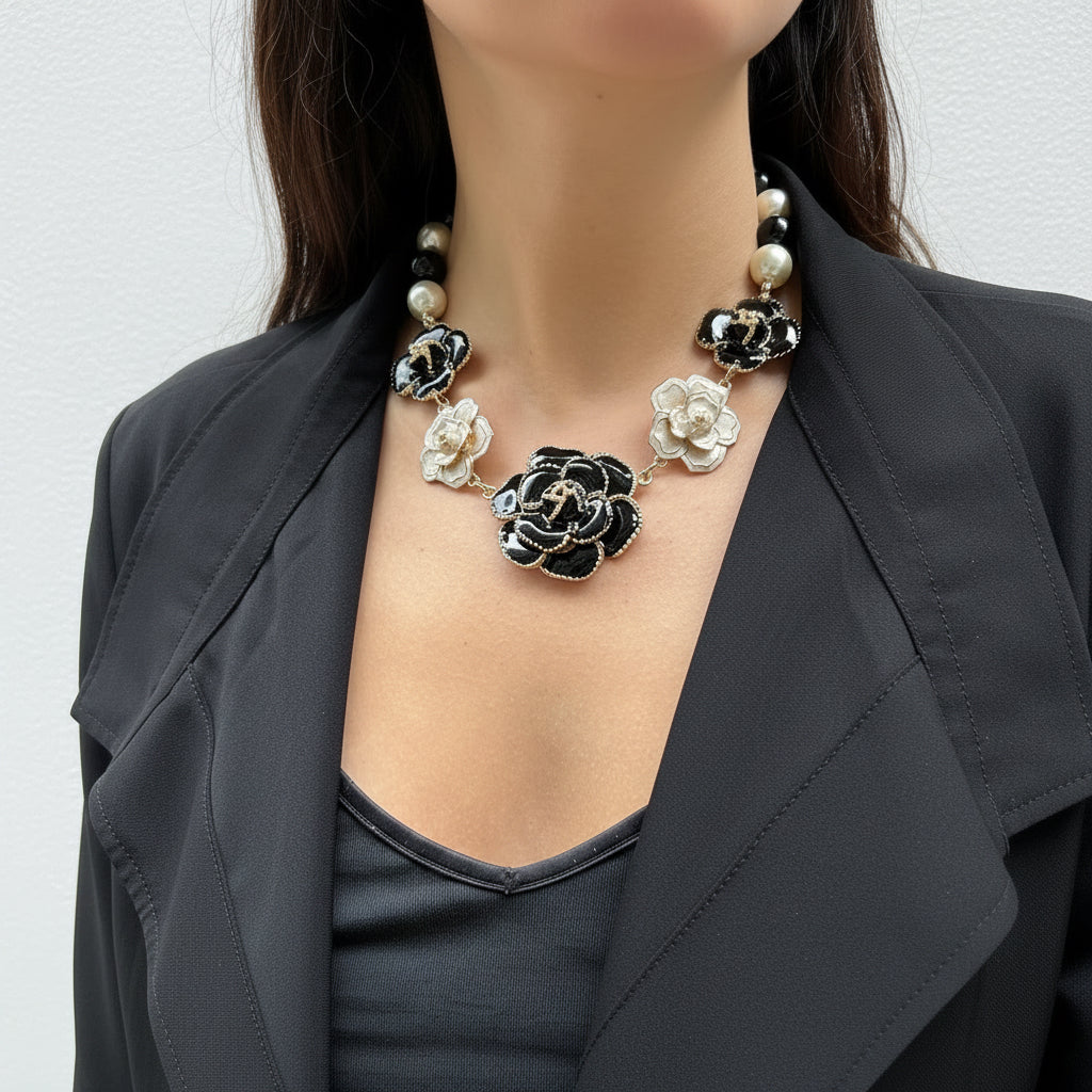 collar corto camellias blanco y negro 