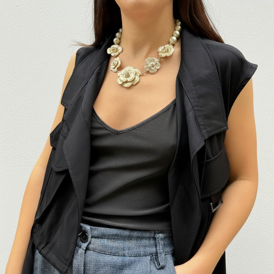 collar blanco camelias 