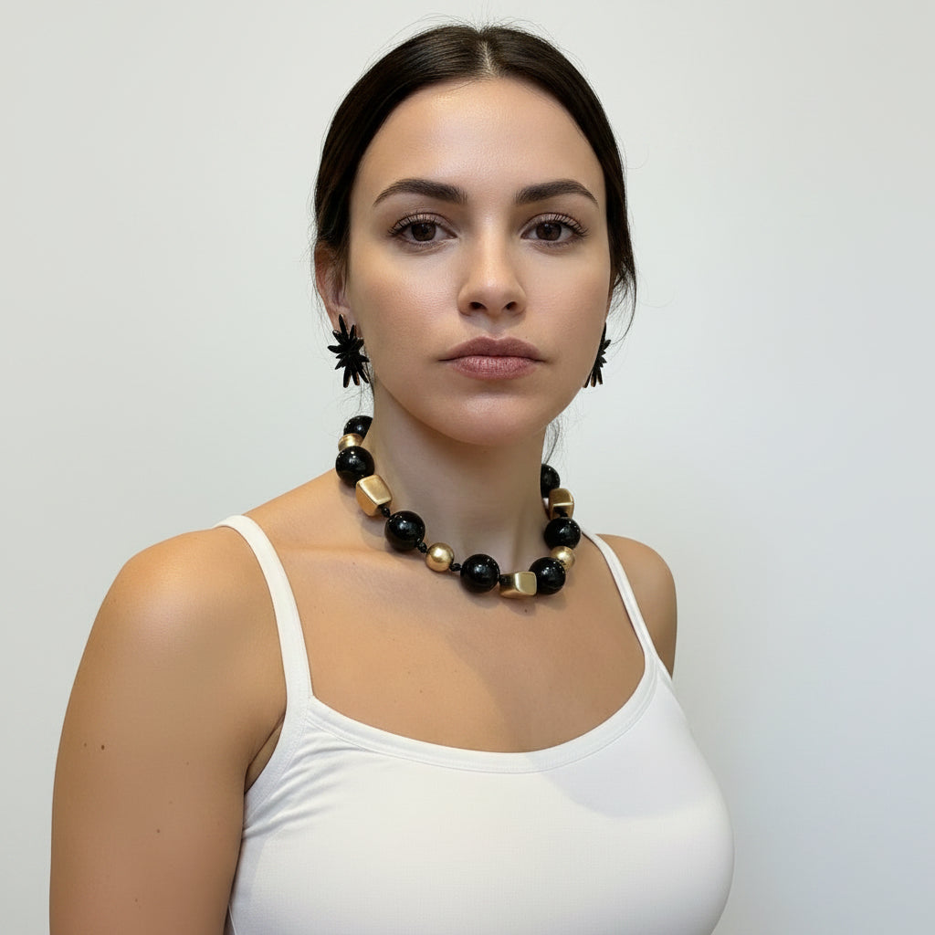 Collar dorado y negro