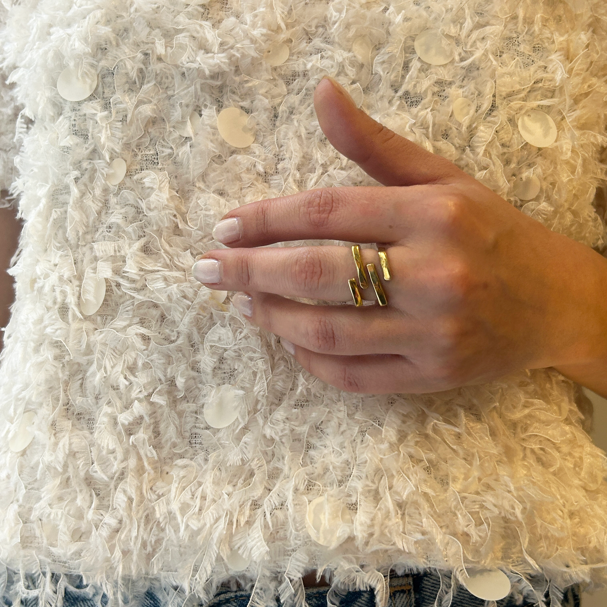 anillo dorado de broce