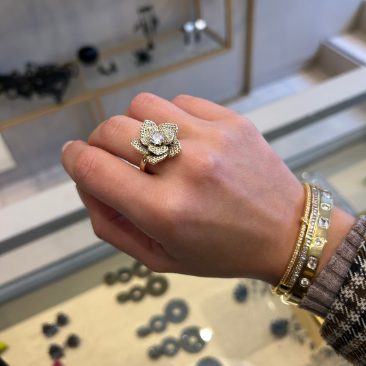 anillo de flor hecho en zirconia