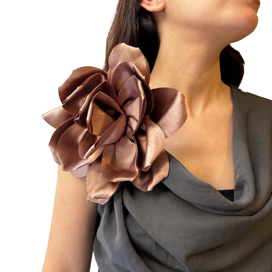 Broche flor  de seda