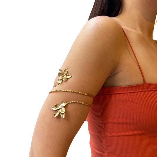 Brazalete con hojas y perlas