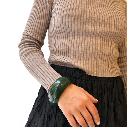 Pulsera ancha de resina verde