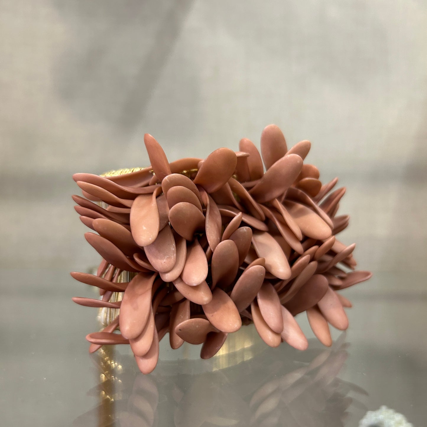 Pulsera rectangular de pétalos