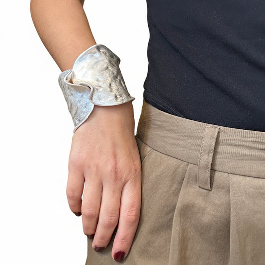 Pulsera plateada martele