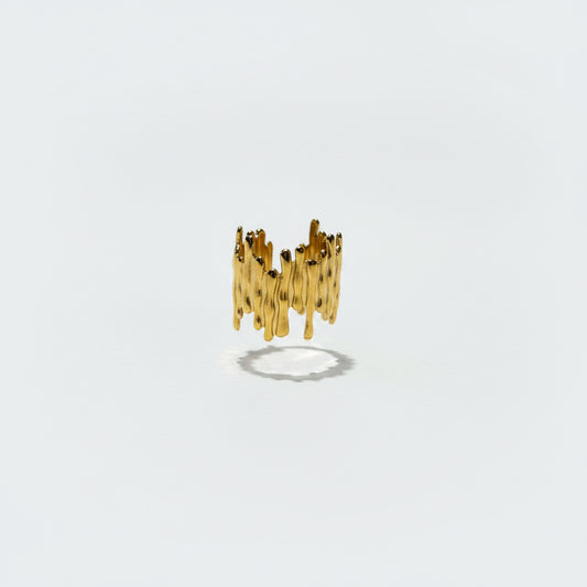 Anillo dorado irregular