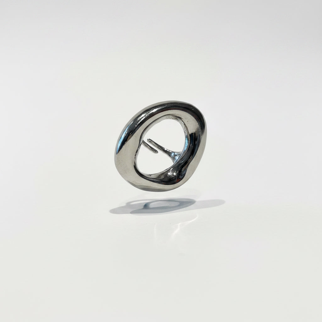 anillo plateado de acero 