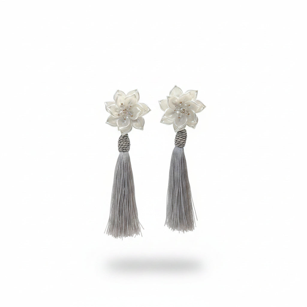 Aros flor con fleco plateado