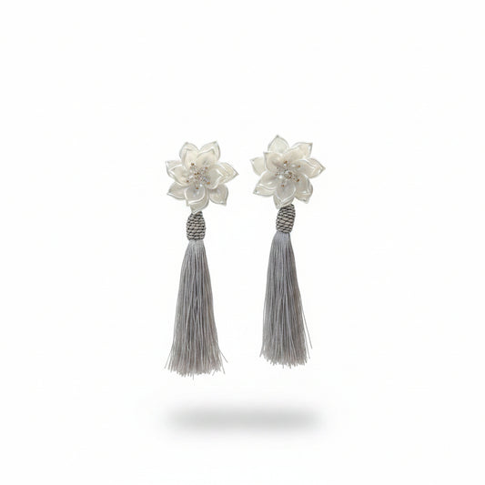 Aros flor con fleco plateado