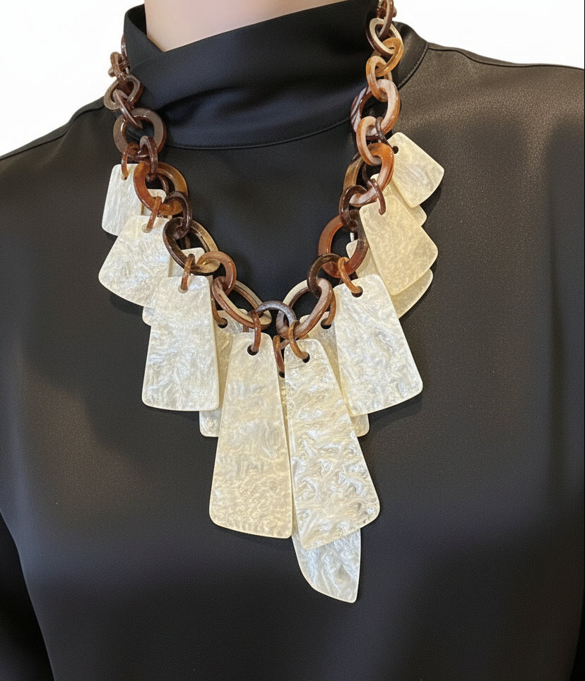 Collar marron y blanco