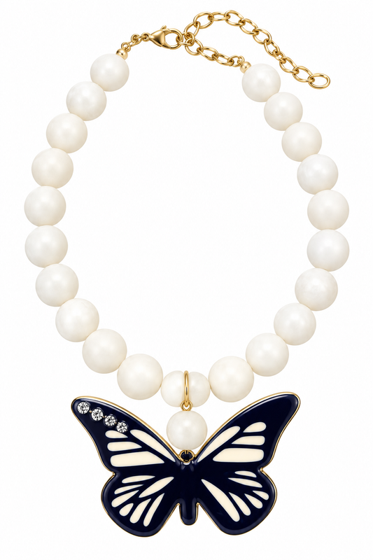 Collar blanco con dije mariposa
