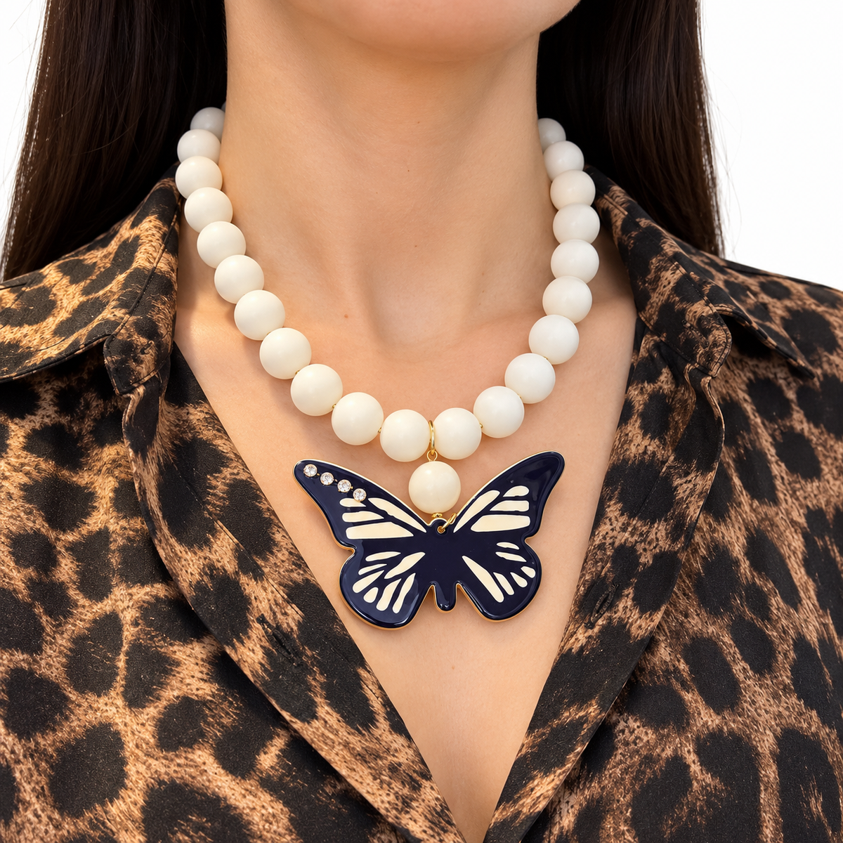 Collar blanco con dije mariposa