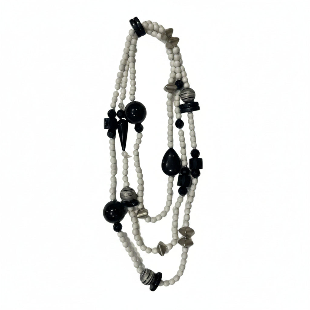 Collar largo blanco y negro