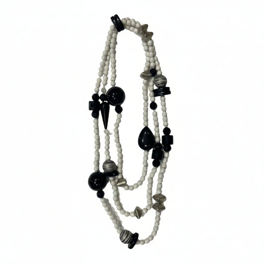 Collar largo blanco y negro