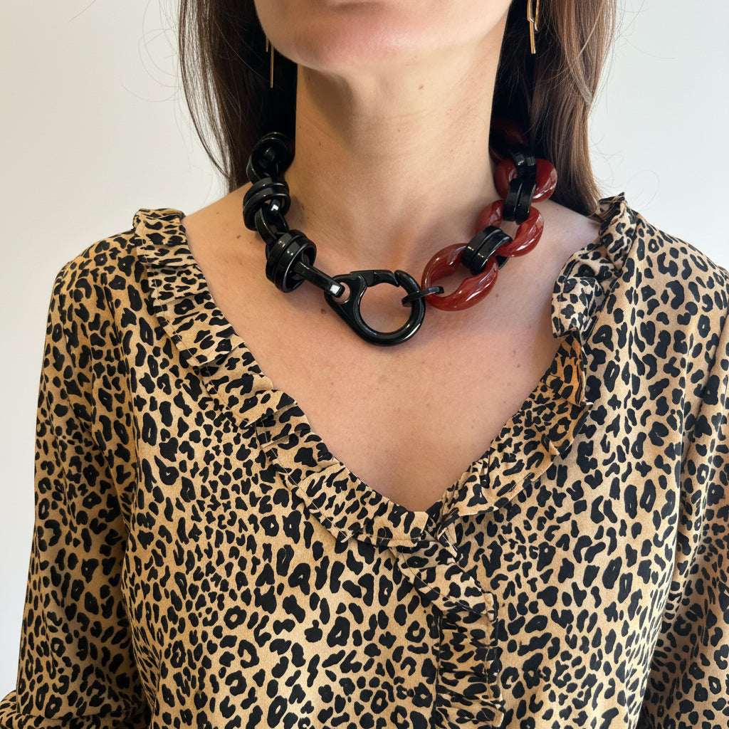 Collar bordo y negro