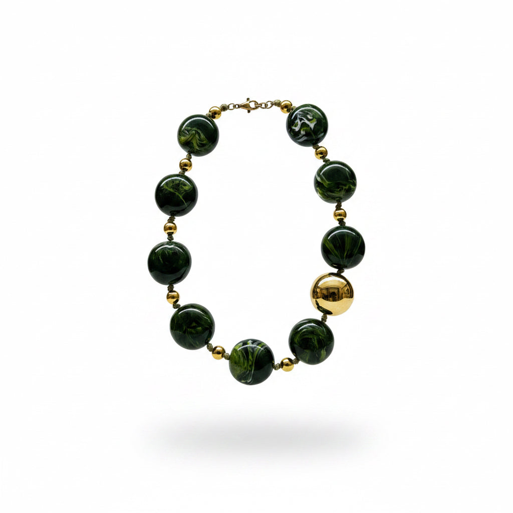 collar corto de resina  verde y dorado 